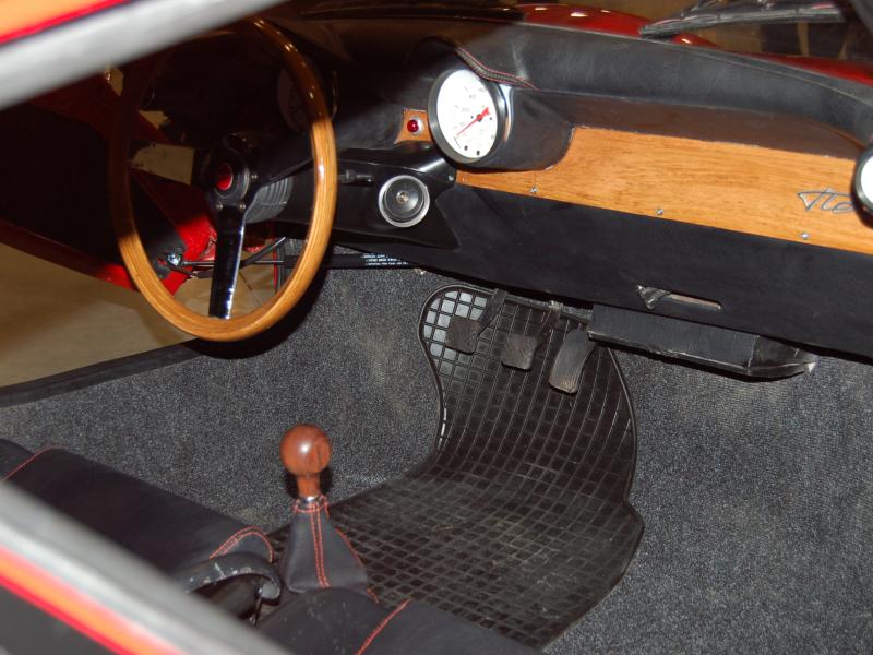 Oldtimer 2007: интерьер красного спортивного автомобиля с деревянным рулём и «Vte» на панели