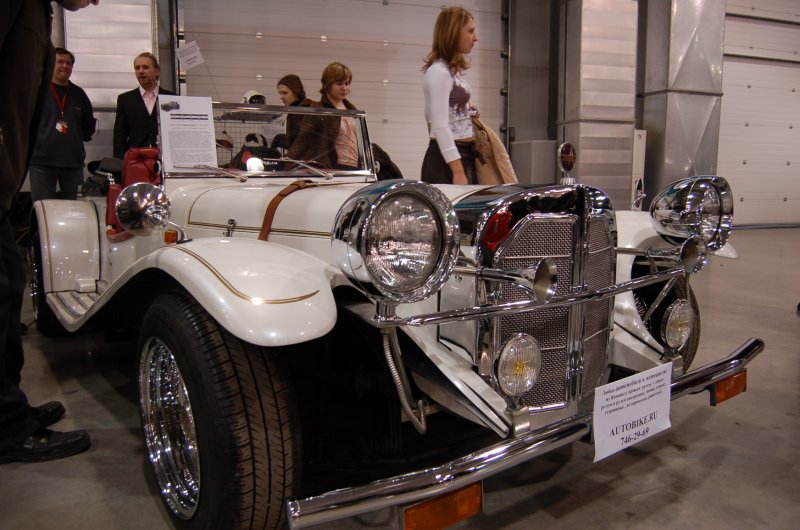Oldtimer 2007: белый кабриолет с хромом и рогами на выставке в Москве