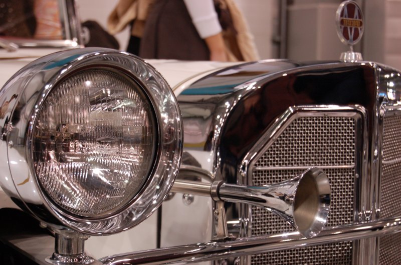 Oldtimer-выставка в России, 2007: хромированный фонарь и рог на капоте