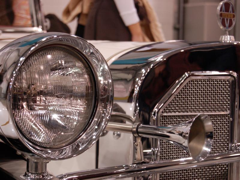 Oldtimer-выставка в России, 2007: хромированный фонарь и рог на капоте