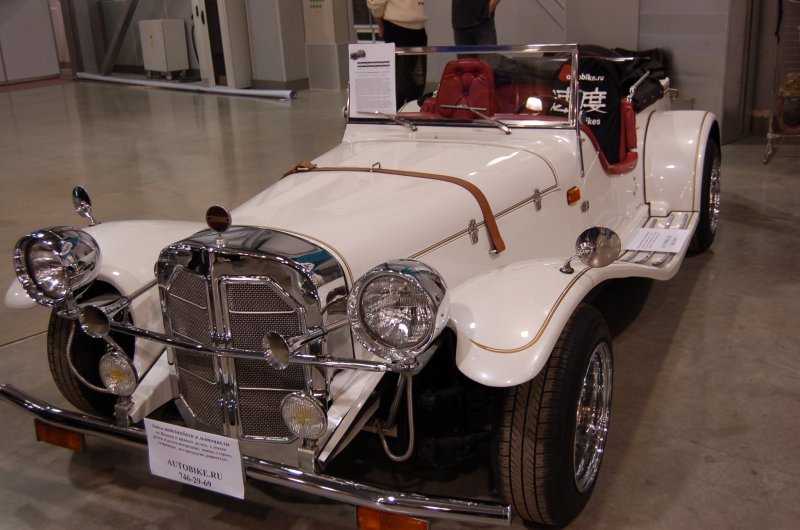 Oldtimer 2007: белый ретро-автомобиль в выставочном зале России