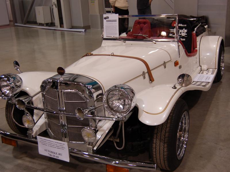 Oldtimer 2007: белый ретро-автомобиль в выставочном зале России