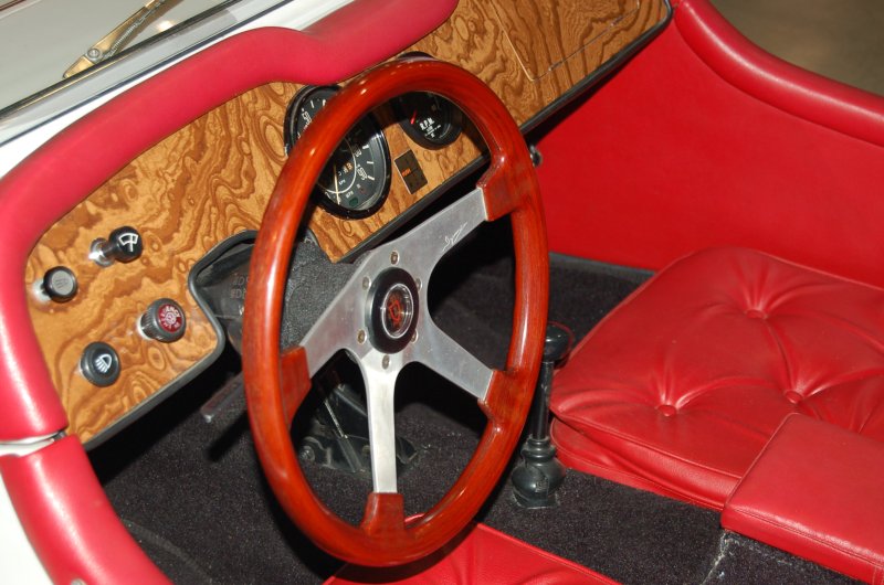 Oldtimer 2007: красный салон с бубенцами и деревянным рулём