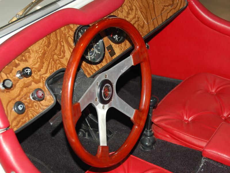 Oldtimer 2007: красный салон с бубенцами и деревянным рулём