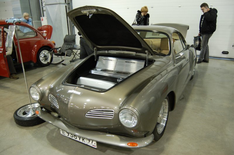 Oldtimer 2007: серебристый кабриолет с открытым капотом в выставочном зале