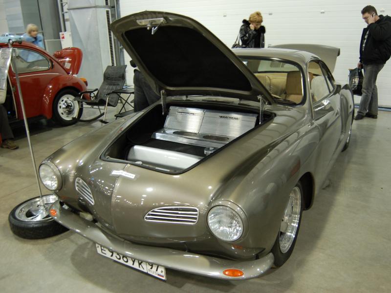 Oldtimer 2007: серебристый кабриолет с открытым капотом в выставочном зале