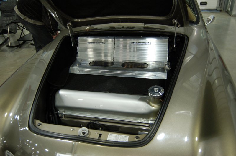 Oldtimer 2007: багажник золотистого кабриолета с усилителями Soundstream