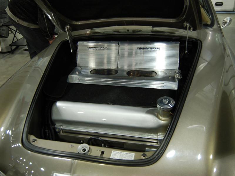 Oldtimer 2007: багажник золотистого кабриолета с усилителями Soundstream