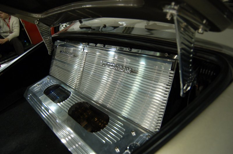 Oldtimer 2007: хромированный усилитель Soundstream в багажнике классического автомобиля
