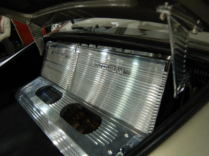 Oldtimer 2007: хромированный усилитель Soundstream в багажнике классического автомобиля