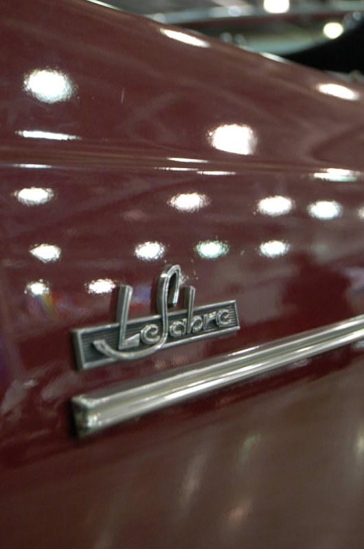 Oldtimer, Россия, 2007: хромированный эмблема «Le Sabre» на бордовом кузове