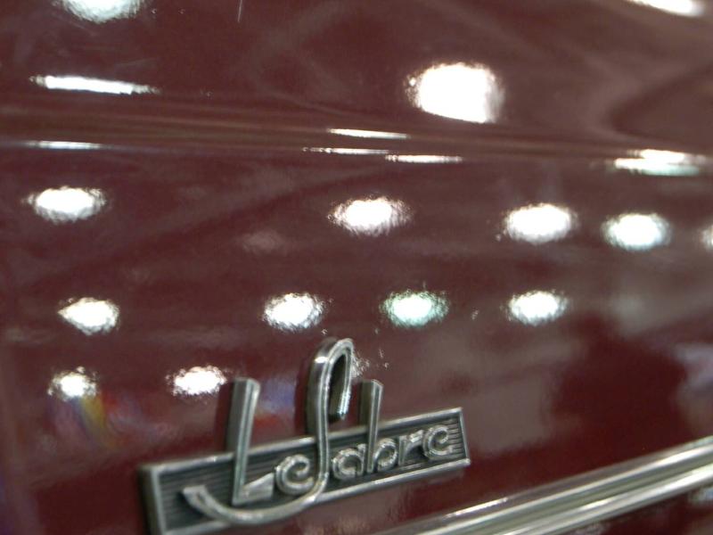 Oldtimer, Россия, 2007: хромированный эмблема «Le Sabre» на бордовом кузове