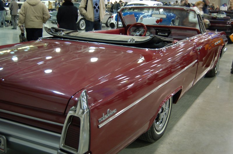 Oldtimer-выставка в Москве, 2007: бордовый Buick LeSabre convertible