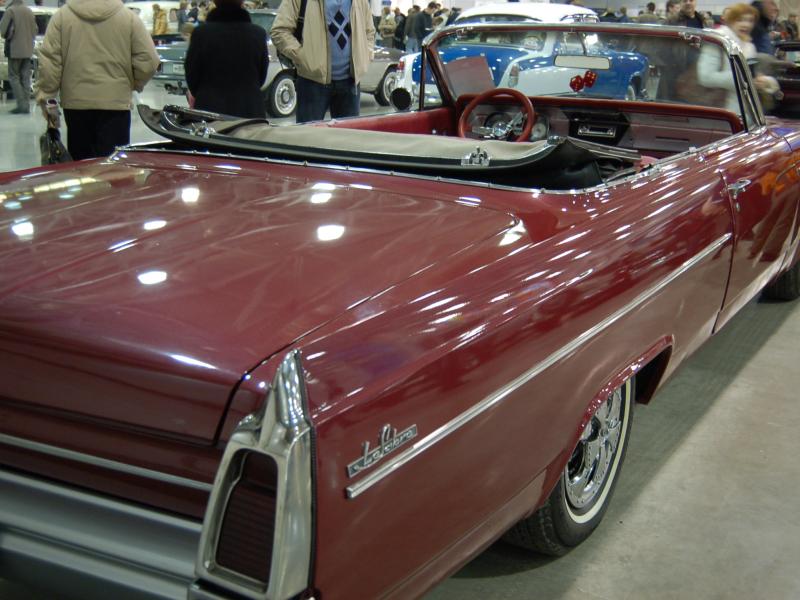 Oldtimer-выставка в Москве, 2007: бордовый Buick LeSabre convertible