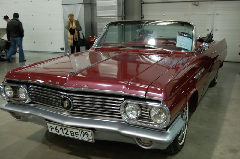 Красный классический автомобиль Buick LeSabre 1965 года с открытым верхом