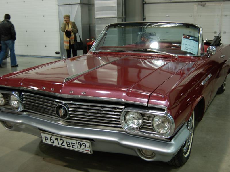 Красный классический автомобиль Buick LeSabre 1965 года с открытым верхом