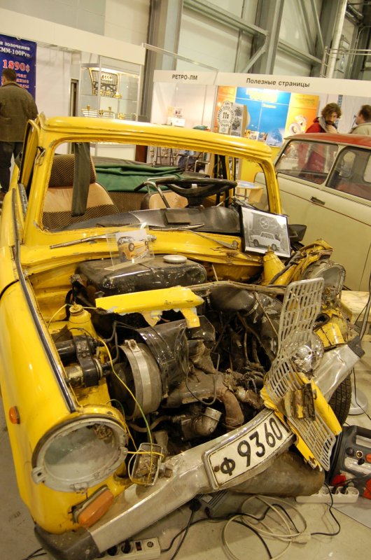 Oldtimer-выставка в Москве, 2007: желтый «Москвич» с открытым капотом и номером Ф 9360