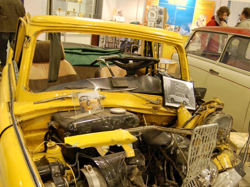 Oldtimer-выставка в Москве, 2007: желтый «Москвич» с открытым капотом и номером Ф 9360