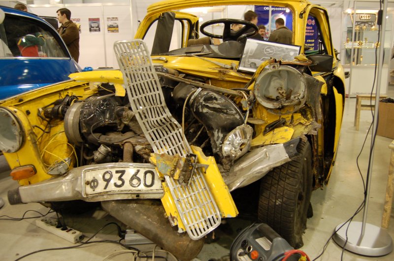 Oldtimer-выставка в Москве, 2007: разобранный жёлтый «Москвич» с номером «Ф 9360»
