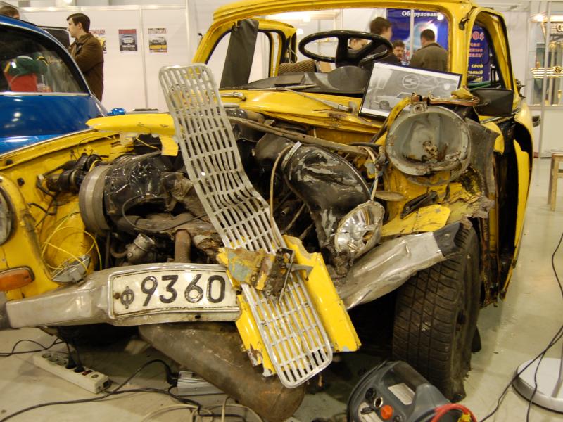 Oldtimer-выставка в Москве, 2007: разобранный жёлтый «Москвич» с номером «Ф 9360»