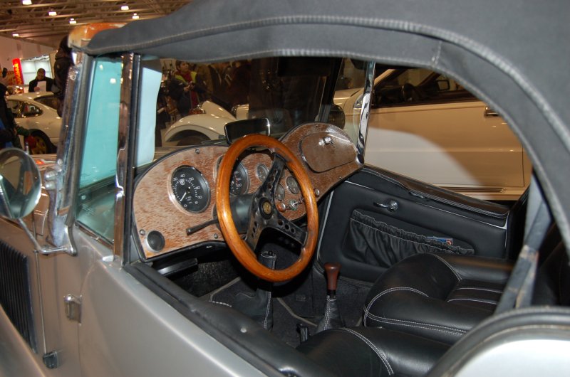 Oldtimer 2007: интерьер ретро-автомобиля с деревянным рулём и кожаными сиденьями