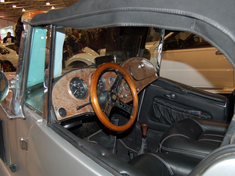 Oldtimer 2007: интерьер ретро-автомобиля с деревянным рулём и кожаными сиденьями