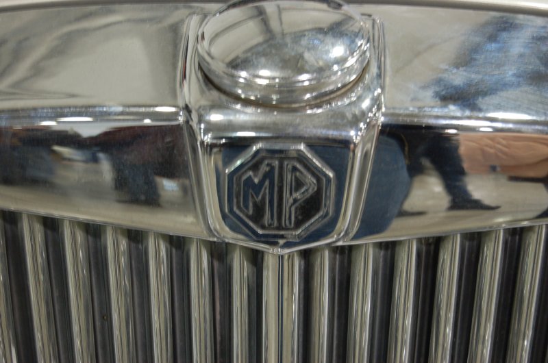 Хромированная решетка радиатора с эмблемой MG