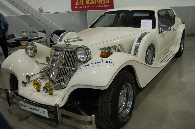 Oldtimer-выставка в России, 2007: белый Ford Tiffany с ретро-фарами и рогами