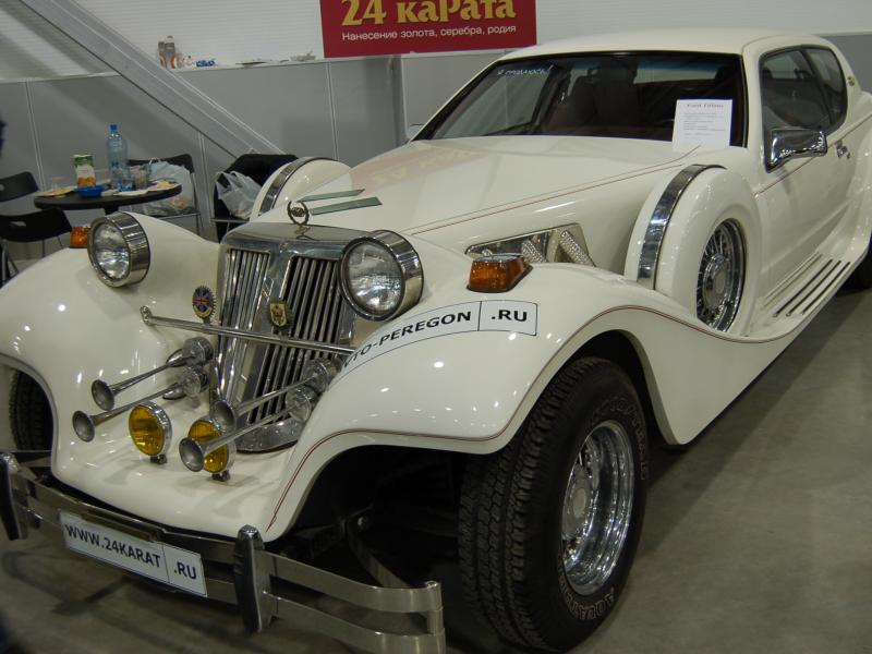 Oldtimer-выставка в России, 2007: белый Ford Tiffany с ретро-фарами и рогами
