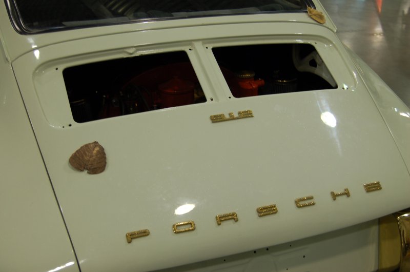 Oldtimer 2007: белый Porsche 912 с золотыми буквами и листьями на капоте