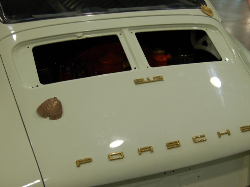 Oldtimer 2007: белый Porsche 912 с золотыми буквами и листьями на капоте