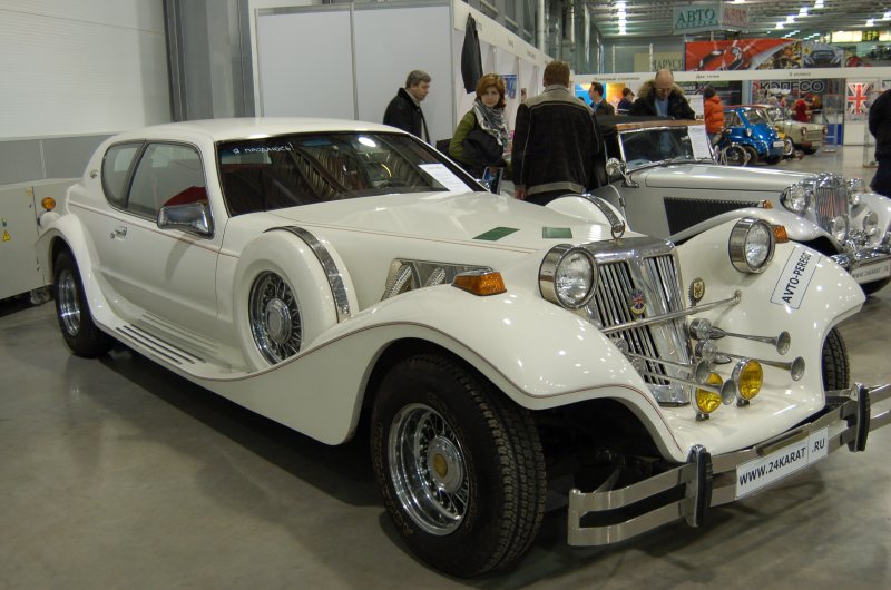 Oldtimer-выставка в Москве, 2007: белый кабриолет с британским флагом и «AVTO-PEREGRIN» на капоте