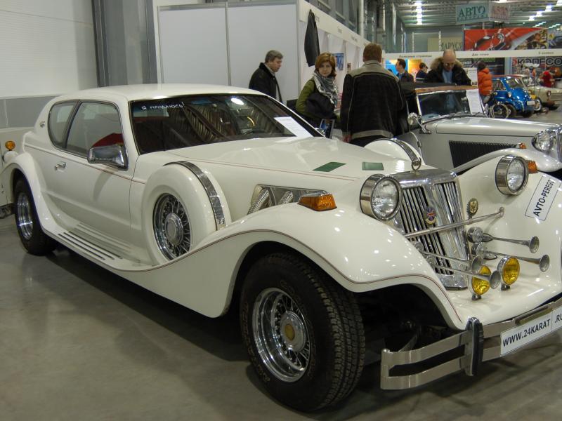 Oldtimer-выставка в Москве, 2007: белый кабриолет с британским флагом и «AVTO-PEREGRIN» на капоте