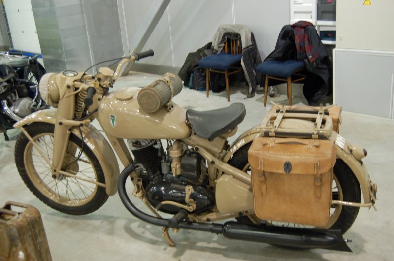 Oldtimer 2007: бежевый мотоцикл с кожаными сумками в российском выставочном зале