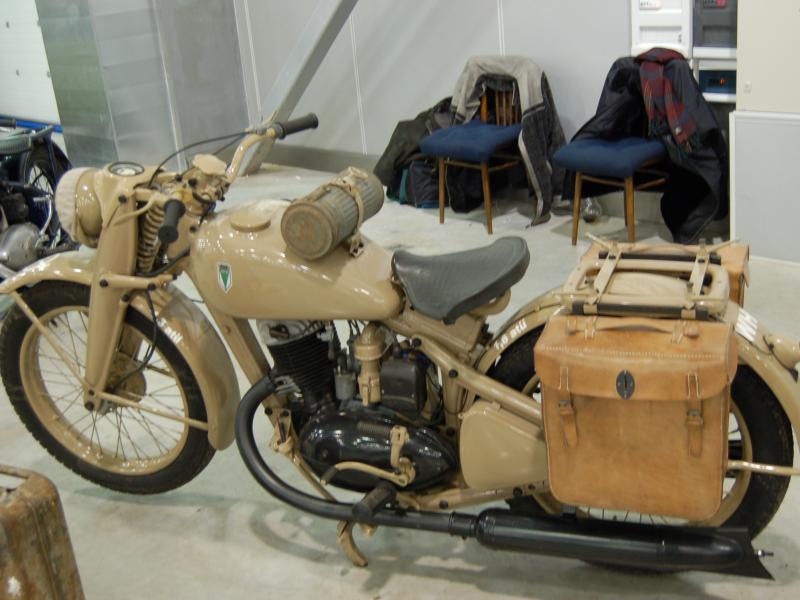 Oldtimer 2007: бежевый мотоцикл с кожаными сумками в российском выставочном зале