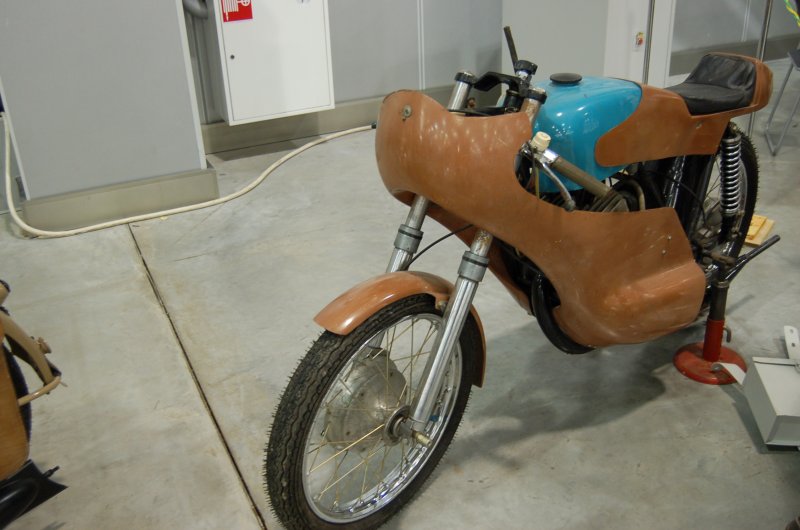 Oldtimer 2007: мотоцикл в гараже с бронзовым обтекателем и голубым баком