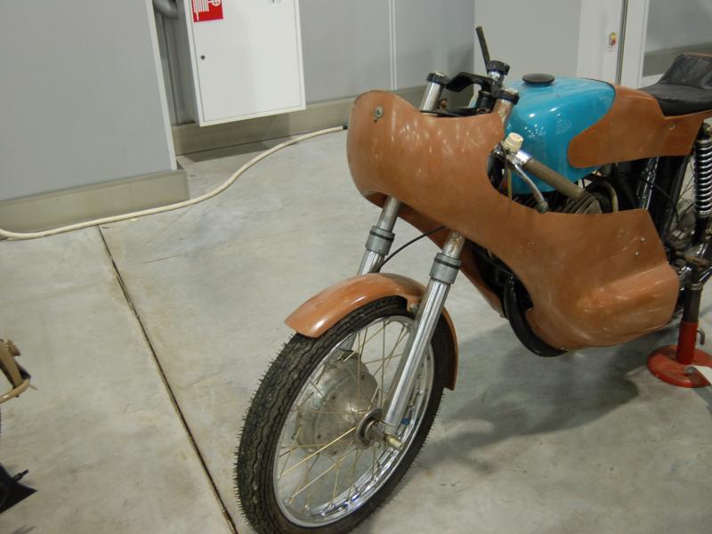 Oldtimer 2007: мотоцикл в гараже с бронзовым обтекателем и голубым баком