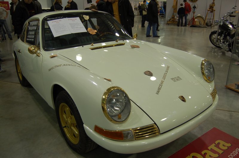 Oldtimer 2007: белый Porsche 912 с золотыми акцентами в выставочном зале