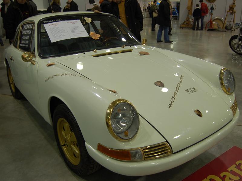Oldtimer 2007: белый Porsche 912 с золотыми акцентами в выставочном зале