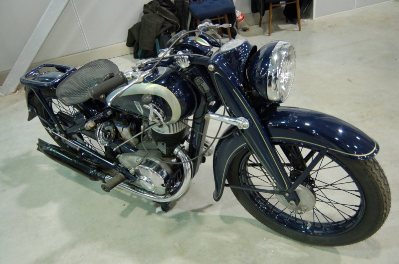 Oldtimer 2007: синий мотоцикл с хромом и золотистой полосой в выставочном зале