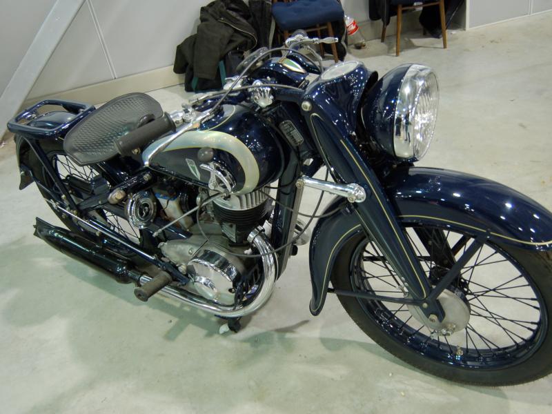 Oldtimer 2007: синий мотоцикл с хромом и золотистой полосой в выставочном зале