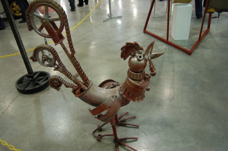 Oldtimer 2007, Россия: ржавый петух из деталей техники