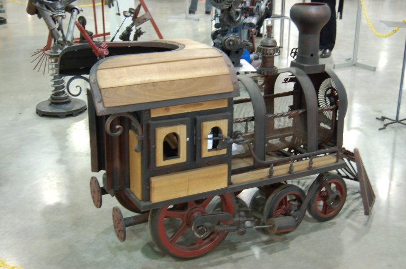 Oldtimer 2007: ретро-локомотив из металла и дерева в выставочном зале