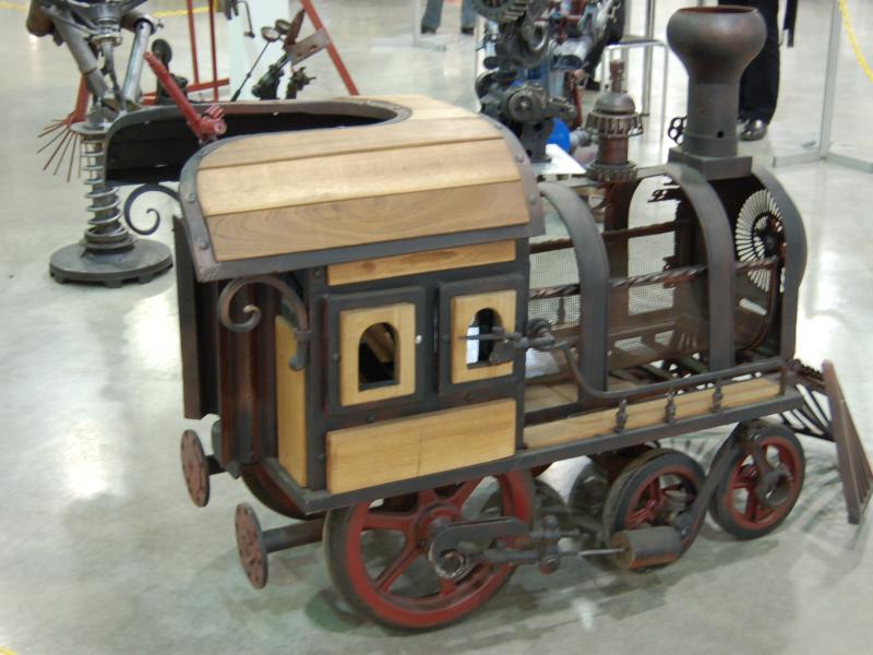 Oldtimer 2007: ретро-локомотив из металла и дерева в выставочном зале