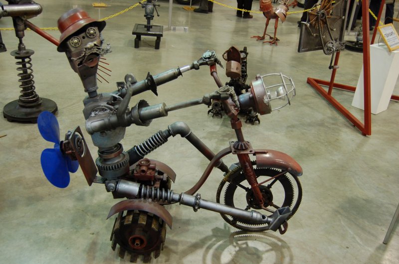 Oldtimer 2007: робот-мотоциклист из деталей старой техники в Москве