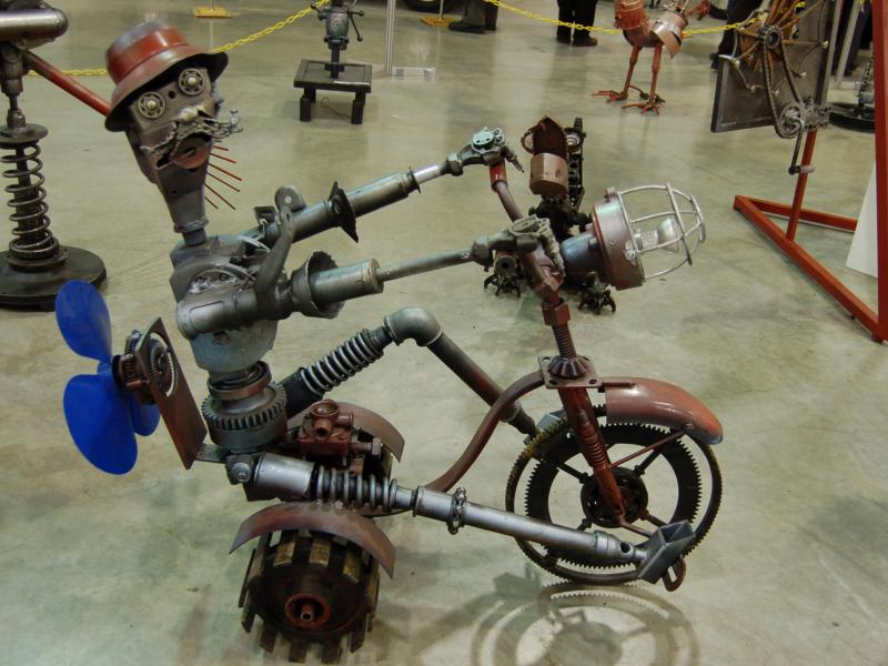 Oldtimer 2007: робот-мотоциклист из деталей старой техники в Москве