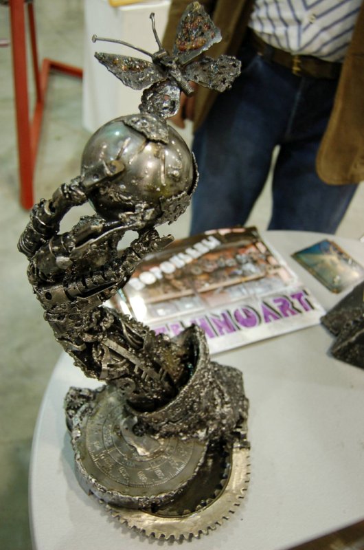 Oldtimer 2007: робот с бабочкой из металла на столе выставки