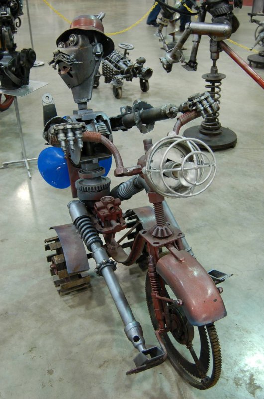 Oldtimer, Россия, 2007: робот на мотоцикле из деталей двигателя