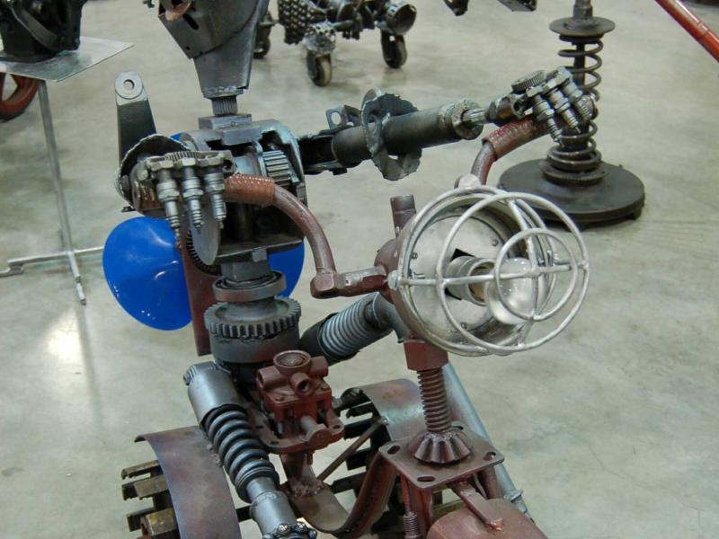 Oldtimer, Россия, 2007: робот на мотоцикле из деталей двигателя