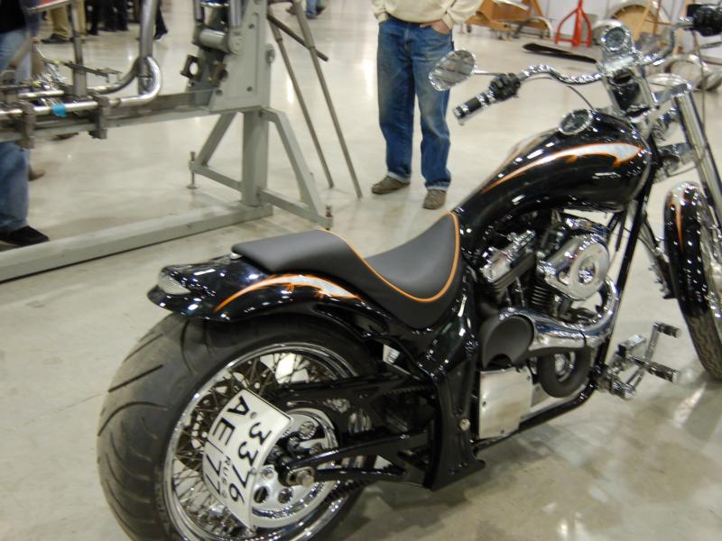 Oldtimer 2007: черный чоппер с оранжевыми акцентами в выставочном зале